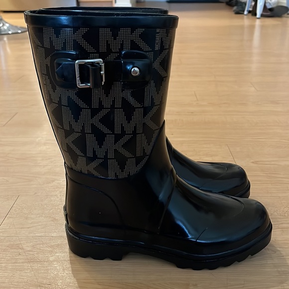 Micheal kors boots worn for less than a year. In great condition! - Picture 4 of 4